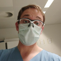 Jens Schindler arbeitet seit zehn Jahren in der Krankenpflege